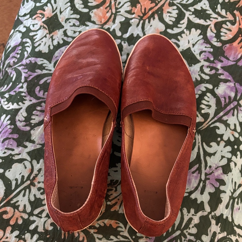 Frye leather slip on flat, brown us7